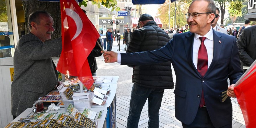 Vali Yavuz, onlarca Türk bayrağı dağıttı
