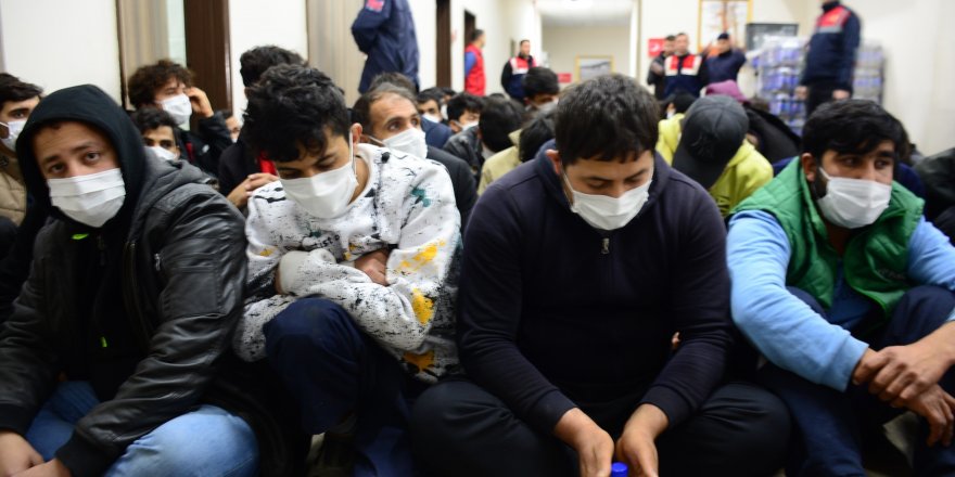Düzensiz 14 göçmen sınır dışı edildi
