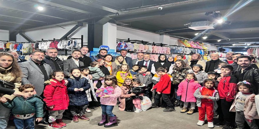 Depremzede çocukları giydirerek sevindirdiler