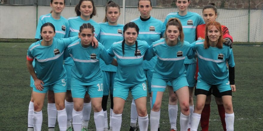 Karşıyakalı kızlar ilk maçına çıktı