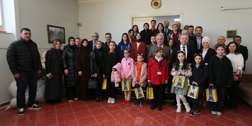 Yarışmada dereceye giren öğrencilere ödül
