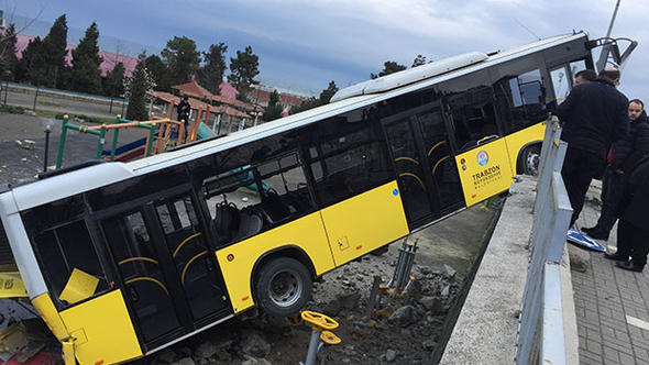 Belediye otobüsü çocuk parkına düştü