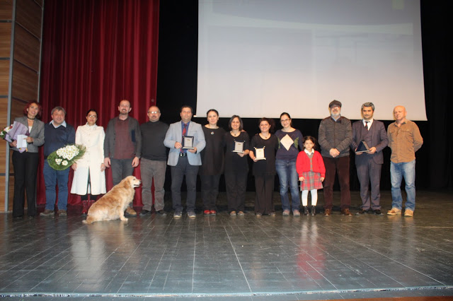 KADİNSAN DIŞARIDAKİ PATİLER İÇİN SAHNELENDİ