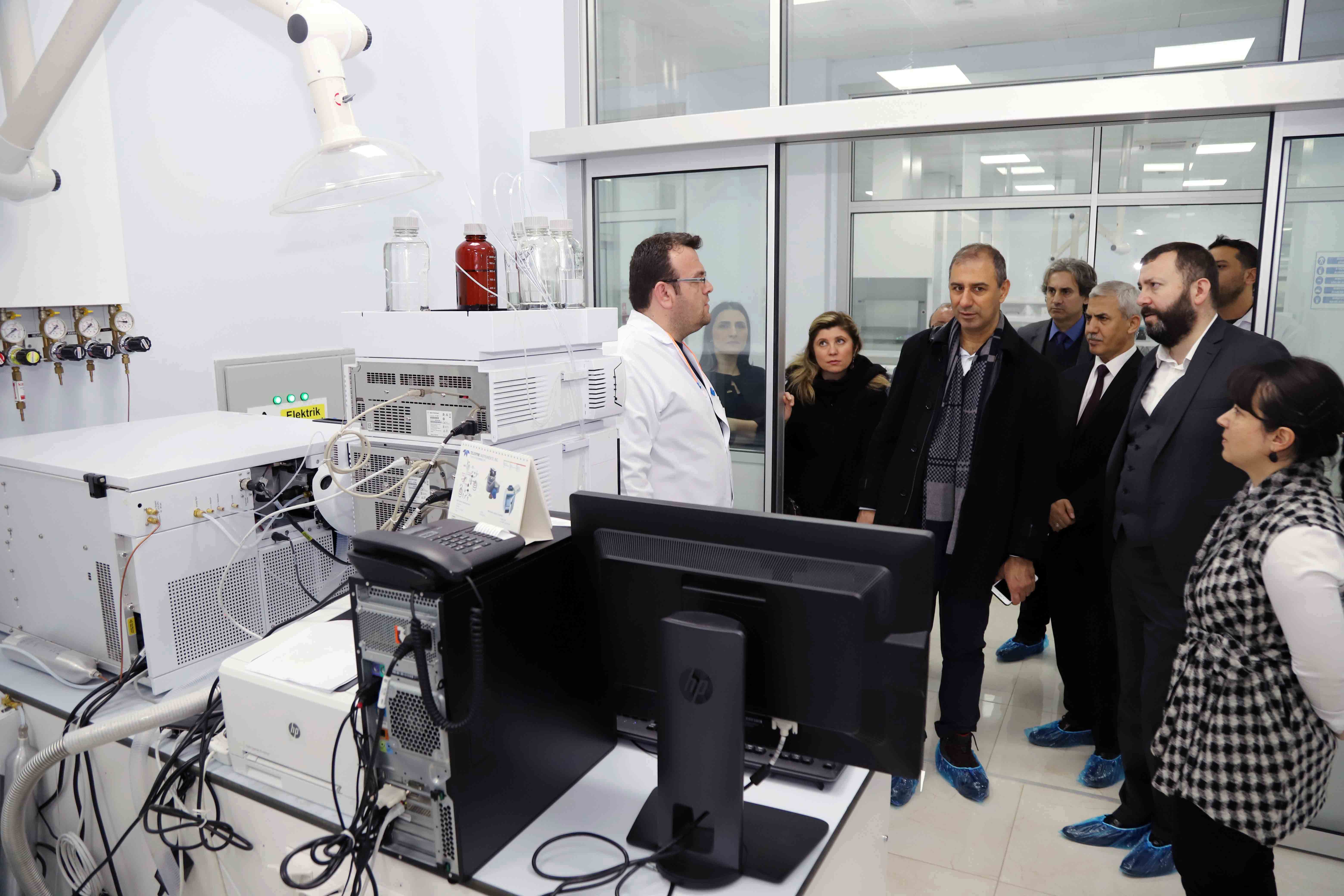 İSU merkez laboratuvarında inceleme