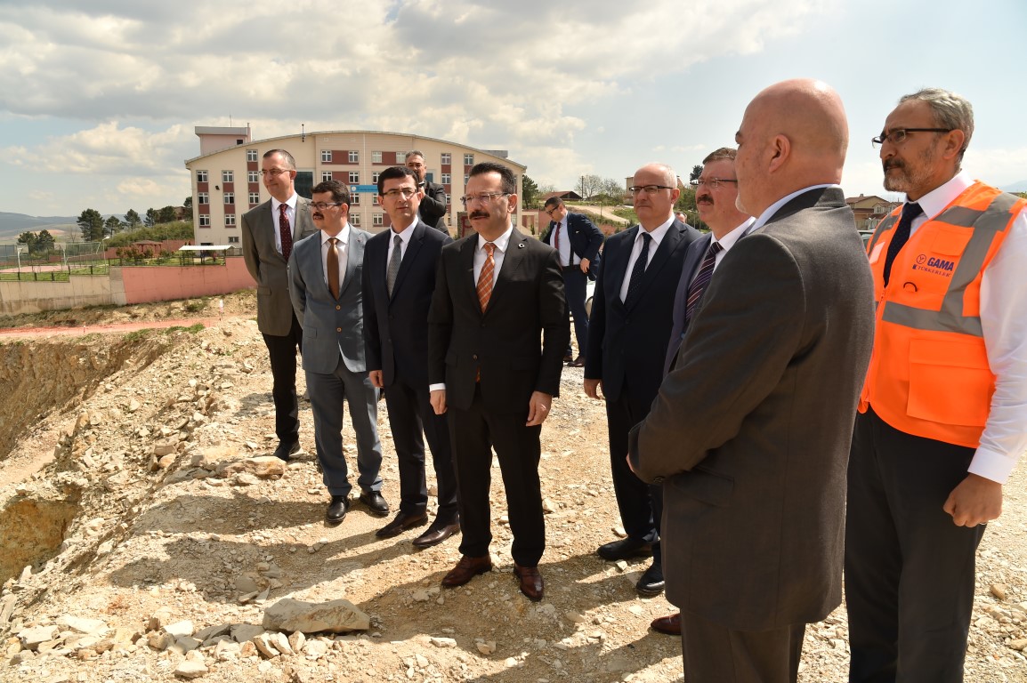 Vali Aksoy hastane inşaatında inceleme yaptı