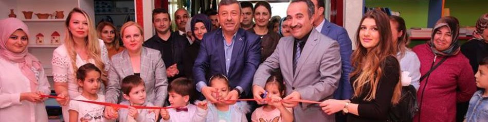 Atık malzemelerden kıyafet sergisi