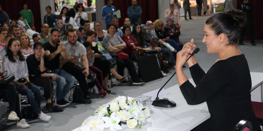 İclal Aydın kitap fuarına katıldı