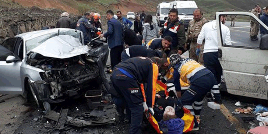 Erzurum Bingöl yolunda feci kaza: 5 ölü, 10 yaralı