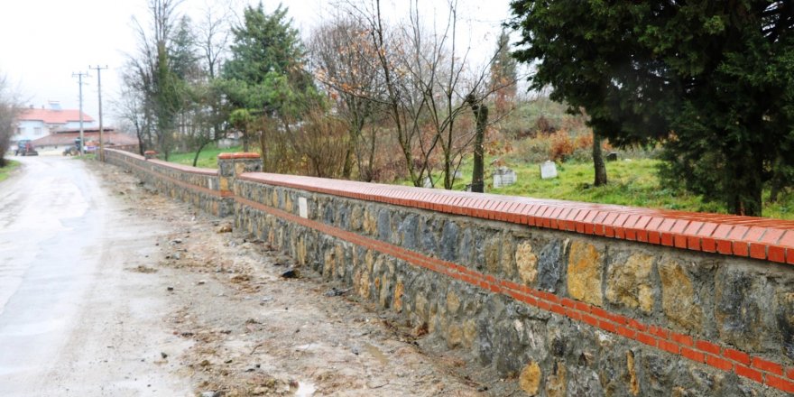 Köy mezarlıklarına taş duvar inşa ediliyor