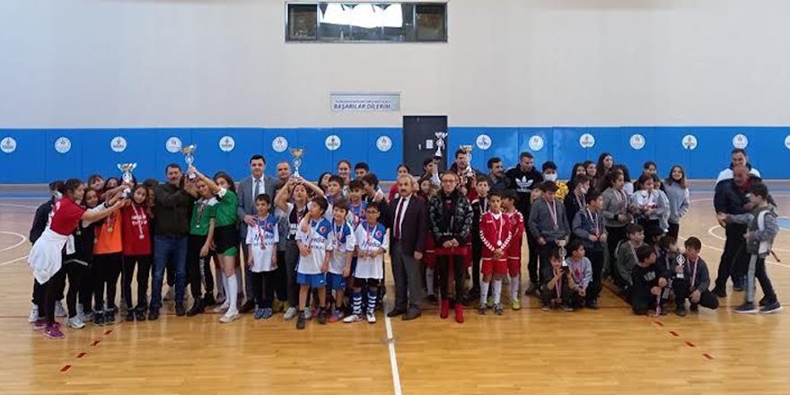 Futsal müsabakalarında kupalar dağıtıldı