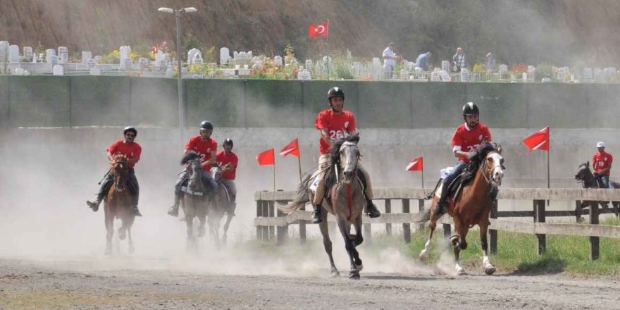 Rahvan at yarışı ve oklu atçılık gösterisi heyecanı Gölcük'te