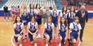 Genç kızlar baskette Uğur Okulları şampiyon