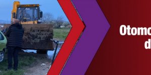 Otomobil beton elektrik direğine çarptı