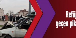 Refüjü aşıp karşı şeride geçen pikap kamyonet ile çarpıştı
