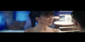 Hande Yener “Kırmızı”yı Ocasso reklamı için yorumladı