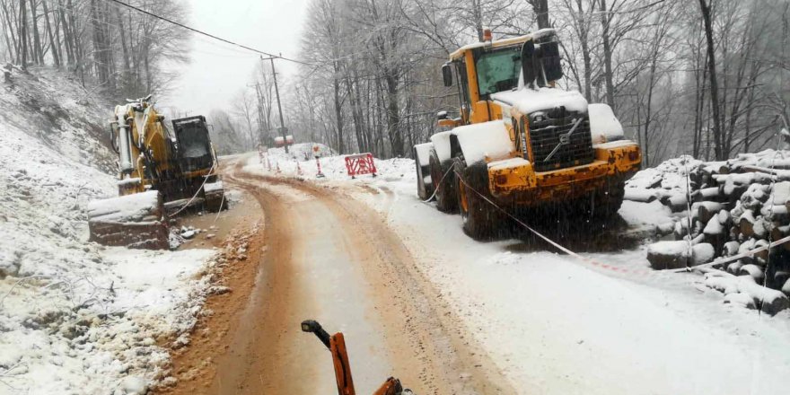 buyuksehir-karla-mucadele-ekipleri-gorevde-(2).jpg