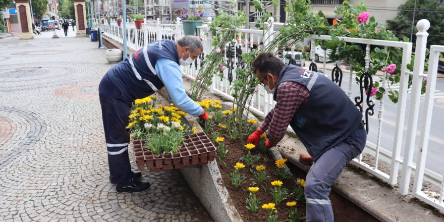 izmit-saat-kulesi-cevresi-ciceklerle-rengarenk-oldu-(2).jpg