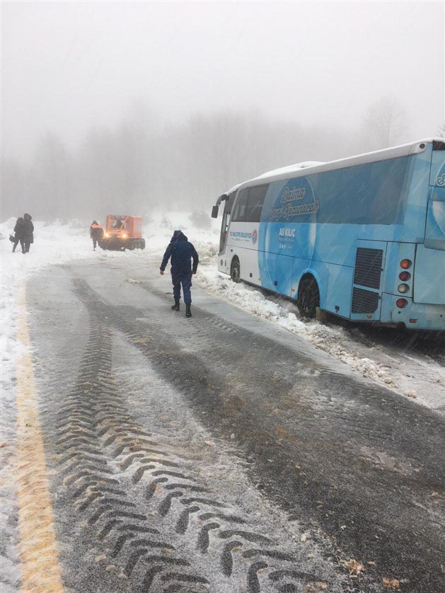 kartepede-karla-kapli-yolda-kalan-otobusler-cekildi_1084_dhaphoto6.jpg