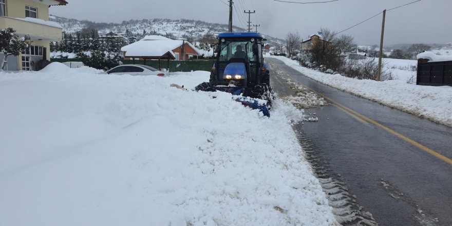 koylerde,-traktor-kar-bicaklariyla-yollara-aciliyor-(1).jpg