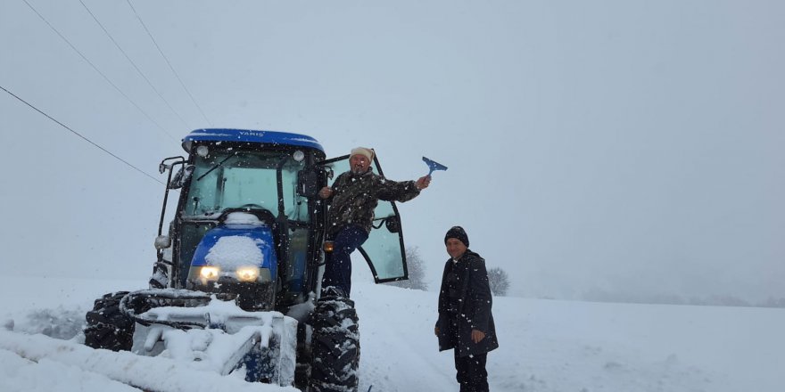 koylerde,-traktor-kar-bicaklariyla-yollara-aciliyor-(3).jpg