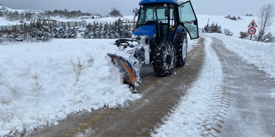 koylerde,-traktor-kar-bicaklariyla-yollara-aciliyor-(5).jpg