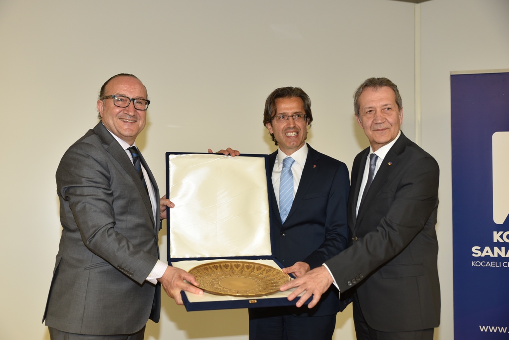 kso-baskani-zeytinoglu-ve-kso-meclis-baskani-tugrul-tubitak-mam-baskani-kilicaslanda-plaket-verdiler..jpg