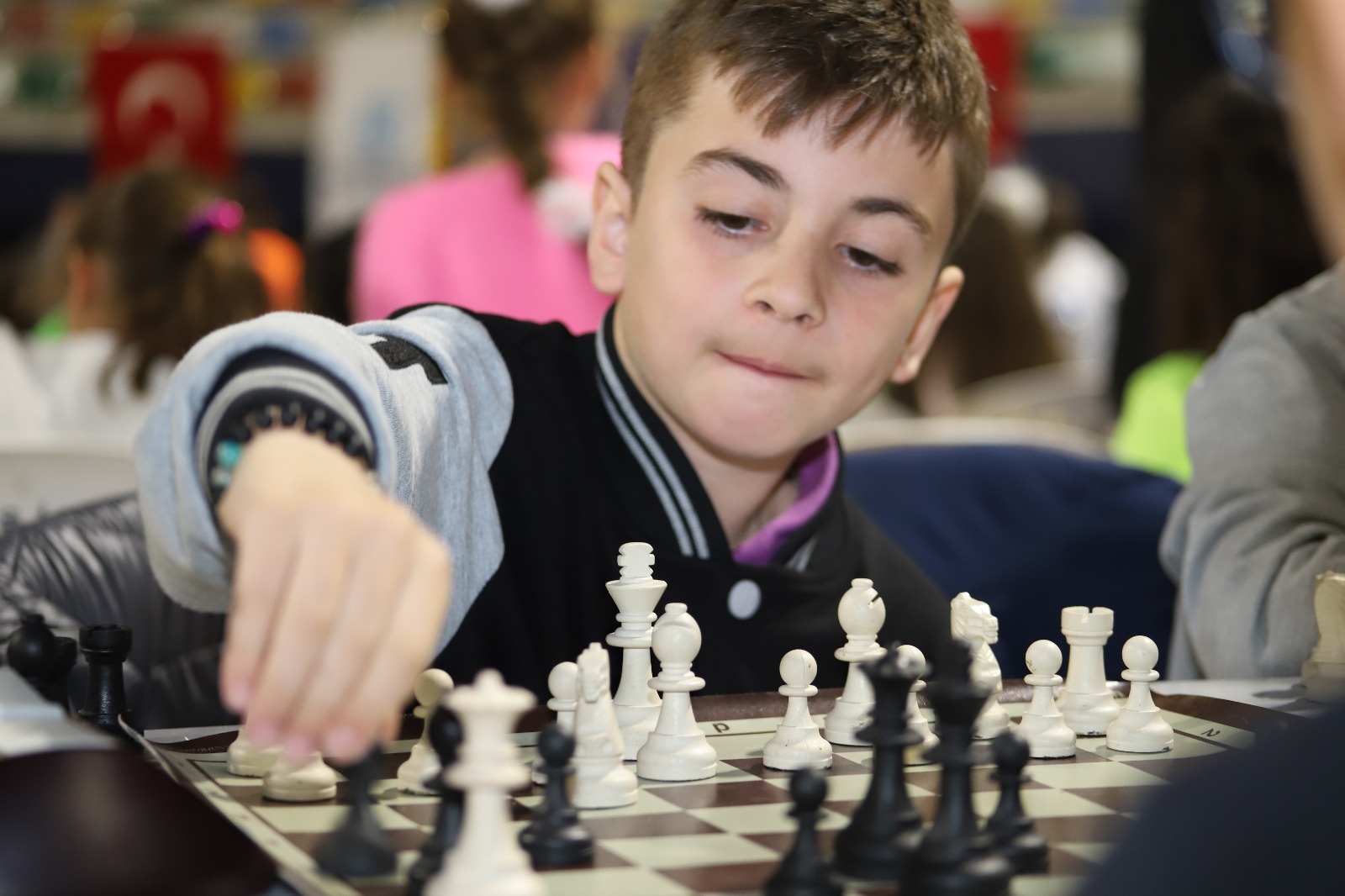 okullar-arasi-satranc-turnuvasi-heyecani-yasaniyor-(4).jpeg