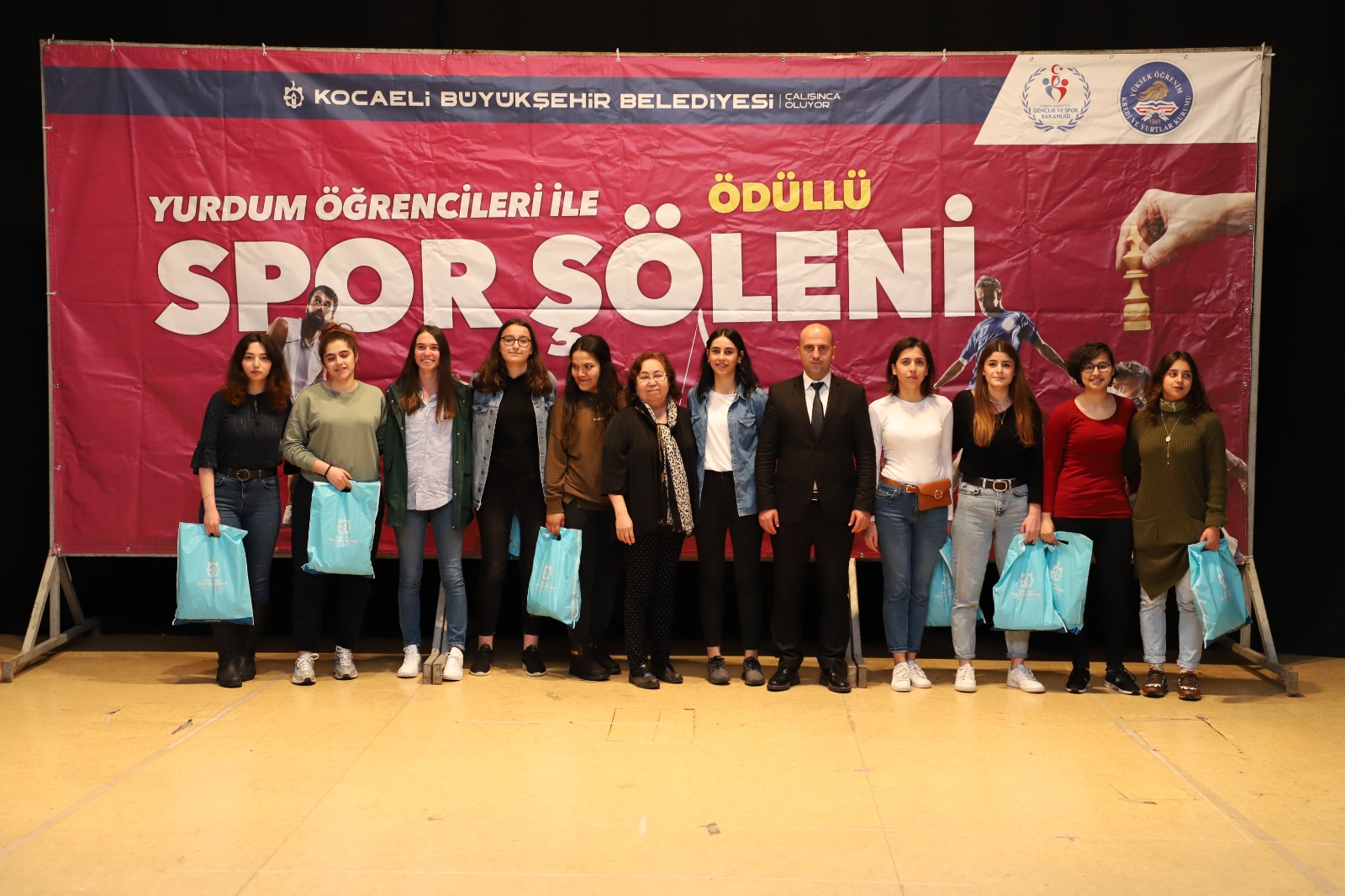 yurdum-ogrencileri-spor-soleninde-odul-zamani-(3).jpeg