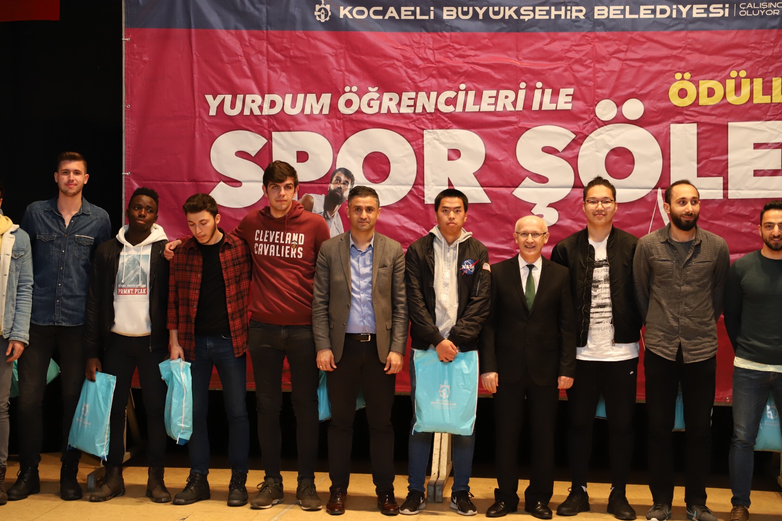 yurdum-ogrencileri-spor-soleninde-odul-zamani-(8).jpeg